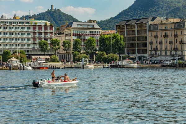 Como, ITALY - 4 Ağustos 2019: Güzel İtalyan Como şehrinin merkezindeki Como Gölü 'nde Marina. Arka planda Baradello Kalesi var. Çok popüler bir tatil merkezinde, güneşli bir yaz günü.