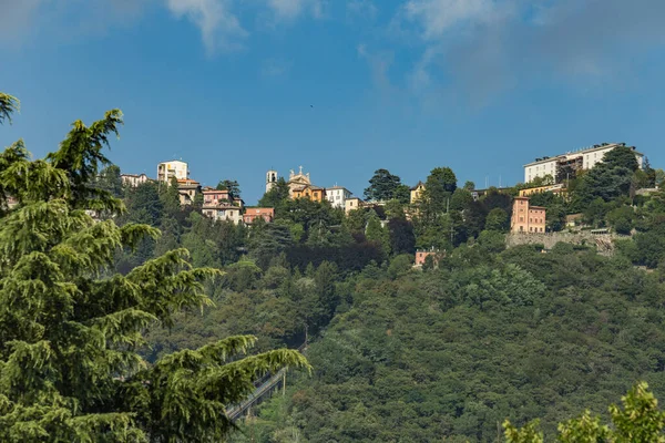 Como Italy Ağustos 2019 Como Gölü Yakınlarındaki Yeşil Ormanlık Dağlarda — Stok fotoğraf