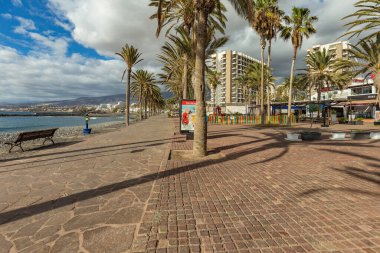 Las Amerika, Tenerife, Spaine 21 Mart 2020: Kanarya Adaları 'nın en popüler ve kalabalık turistik merkezinin sessiz, ıssız sokakları. Coronavirus Covid-19 salgını sırasında izolasyon rejimi.
