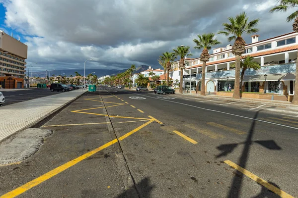 Las Amerika, Tenerife, Spaine 21 Mart 2020: Kanarya Adaları 'nın en popüler ve kalabalık turistik merkezinin sessiz, ıssız sokakları. Coronavirus Covid-19 salgını sırasında izolasyon rejimi.