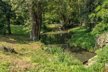 MILAN, İtalya - 1 Ağustos 2019 Sforza Kalesi XV yüzyılının güzel parkı - Castello Sforzesco. Milano, Lombardiya, İtalya 'nın ana simgelerinden biridir..
