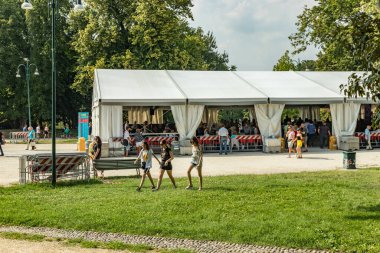 MILAN, İtalya - 1 Ağustos 2019 Sforza Kalesi XV yüzyılını ziyaret eden insanlar - Castello Sforzesco. Milano, Lombardiya, İtalya 'nın ana simgelerinden biridir.