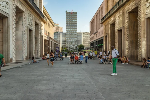 Milão Itália Agosto 2019 Turistas Moradores Caminham Centro Milão Lojas — Fotografia de Stock