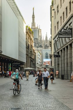 MILAN, İtalya - 01 Ağustos 2019: Milano 'nun merkezinde turistler ve yerliler yürüyor. Dükkanlar, butikler, kafeler ve restoranlar.