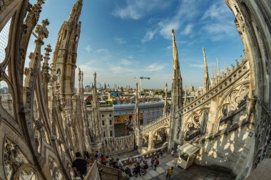 Milan, İtalya - 1 Ağustos 2019: Milan Katedrali 'nin çatısından havadan görünüşü - Duomo di Milano, Lombardy, İtalya. Balık gözü merceği..