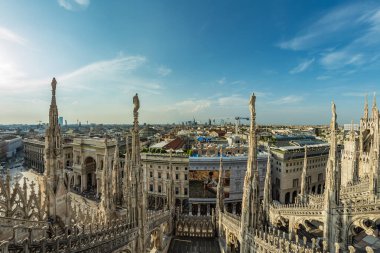 Milan, İtalya - 1 Ağustos 2019: Milan Katedrali 'nin çatısından havadan görünüşü - Duomo di Milano, Lombardy, İtalya.