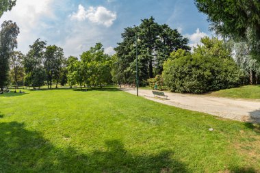 MILAN, ITALY - 1 Ağustos 2019 Sempione Park. Sforza Kalesi XV yüzyılını ziyaret eden insanlar, Castello Sforzesco. Milano, Lombardiya, İtalya 'nın ana simgelerinden biridir.