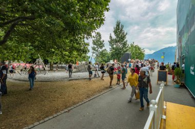 Vevey, İsviçre - 27 Temmuz 2019: Turistler ve yerel halk Fete des Vignerons 2019 'u kutladı. Geleneksel eklem geleneği festivali. 1999 'dan 20 yıl sonra düzenlenmiş..