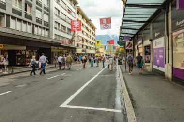 Vevey, İsviçre - 27 Temmuz 2019: Turistler ve yerel halk Fete des Vignerons 2019 'u kutladı. Geleneksel eklem geleneği festivali. 1999 'dan 20 yıl sonra düzenlenmiş..