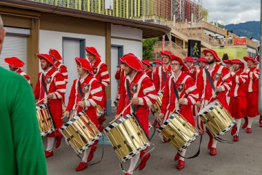 Vevey, İsviçre - 27 Temmuz 2019: Turistler ve yerel halk Fete des Vignerons 2019 'u kutladı. Geleneksel eklem geleneği festivali. 1999 'dan 20 yıl sonra düzenlenmiş..