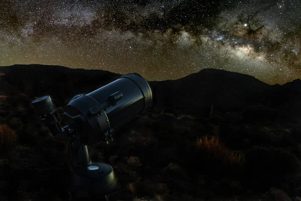 Cielo Estrellado Sobre Telescopio Montañas Rodeadas Bosques Pinos Paisaje Nocturno — Foto de Stock