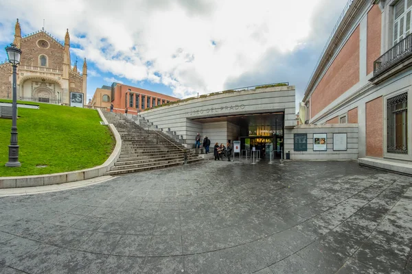 MADRID, İspanya - 13 Aralık 2018: Madrid 'de büyük bir kültürel dönüm noktası olan Prado Müzesi' nin ana girişinin önündeki insanlar.