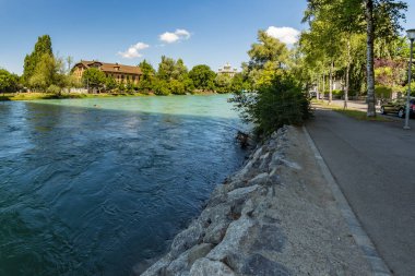 Bern, İsviçre - 30 Temmuz 2019: Aare Nehri üzerindeki beton köprü. Bern İsviçre. Süper geniş açı panoraması.