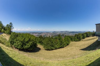 Bern, İsviçre - 30 Temmuz 2019: Gurten Dağ Parkı 'nın tepesinden İsviçre başkentinin havadan görünüşü. Güneşli güzel bir yaz günü. Süper geniş açı panoraması.