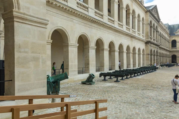 法国巴黎 2016年6月25日 Les Invalides Les Invalides 是一座由巴黎博物馆 法国军事史博物馆和拿破仑 波拿巴墓组成的建筑群 1860年拿破仑的遗体葬在这里 — 图库照片