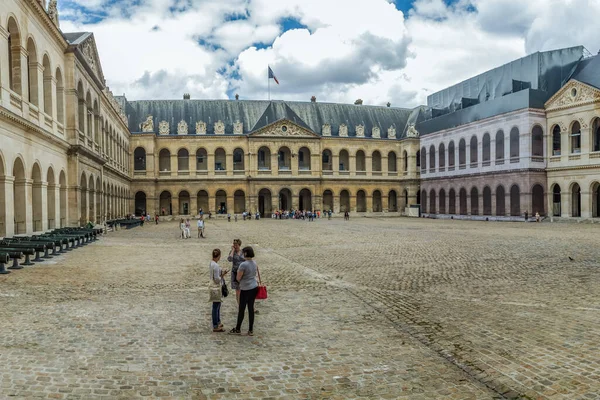 法国巴黎 2016年6月25日 Les Invalides Les Invalides 是一座由巴黎博物馆 法国军事史博物馆和拿破仑 波拿巴墓组成的建筑群 1860年拿破仑的遗体葬在这里 — 图库照片