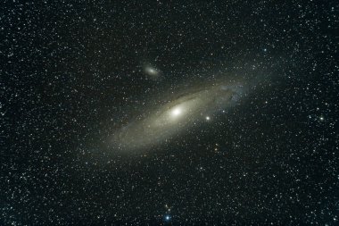 Andromeda Gökadası (ayrıca Messier 31 olarak da bilinir) Samanyolu 'na en yakın çubuklu sarmal gökada. Andromeda takımyıldızı. Yüksek ISO uzun süre maruz kalma.