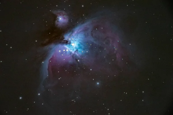 Orion takımyıldızında Orion nebulası ve Koşan Adam nebulası olarak adlandırılan güzel bulutsular. Yüksek ISO uzun süre fotoğraf makinesi ve uzun odaklı teleskop ile izleme bağlantısı.