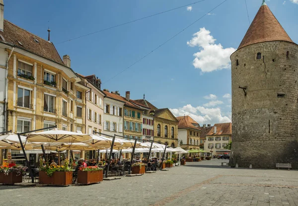 Yverdon-les-Bains, İsviçre - 26 Haziran 2016: Kale ve devasa dairesel kulesi. Yverdon Müzesi ve Bölgesi. Pestalozzi Meydanı 'ndaki kafelerde oturan turistler ve yerliler.