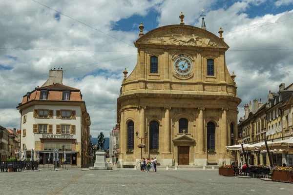Yverdon-les-Bains, İsviçre - 26 Haziran 2016: Yverdon Tapınağı - Yverdon Müzesi ve Bölgesi önündeki kilise. Pestalozzi Meydanı 'ndaki kafelerde oturan turistler ve yerliler.