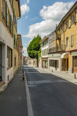 Yverdon-les-Bains, İsviçre - 26 Haziran 2016: Küçük bir İsviçre kasabasının sessiz ve acelesi olmayan sokakları. Vaud kantonunun Jura-Nord vaudois ilçesine bağlı bir beldedir..
