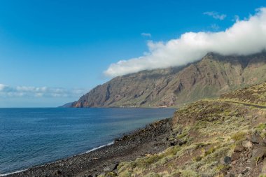 Geniş açılı panorama. Doğal plaj Las Playas. Turistler ve yerel halk arasında çok popüler. Burada Roque de Bonanza 'ya bakabilirsiniz. El Hierro adasının ve yerlilerinin sembollerinden biri. El Hierro.