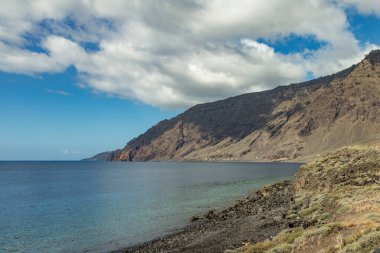 Geniş açılı panorama. Doğal plaj Las Playas. Turistler ve yerel halk arasında çok popüler. Burada Roque de Bonanza 'ya bakabilirsiniz. El Hierro adasının ve yerlilerinin sembollerinden biri. El Hierro.