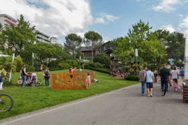 İsviçre gezisi, Alp Rivierası ve Montreux şehrindeki Cenevre Gölü manzarası üzerine panoramik manzara.