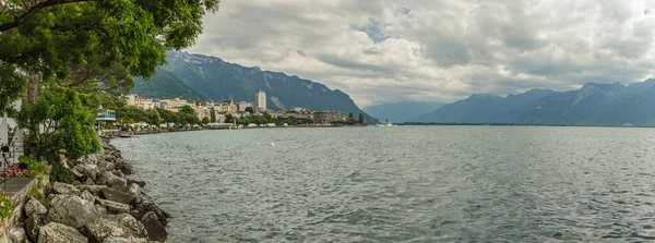 Geniş açılı Panorama. İsviçre gezinti güvertesi, Alp Rivierası ve Cenevre Gölü manzarası SWitzERLAND Montreux şehrinde.