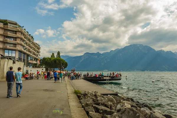 İsviçre gezisi, Alp Rivierası ve Montreux şehrindeki Cenevre Gölü manzarası üzerine panoramik manzara.