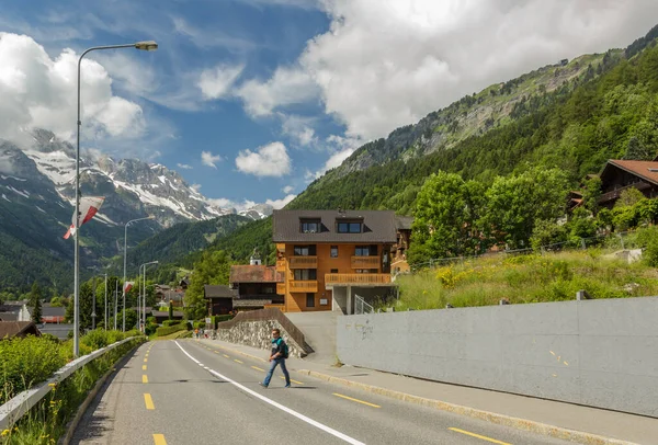 Strada Principale Nel Villaggio Champery Svizzera Giornata Calda Soleggiata Cielo Foto Stock