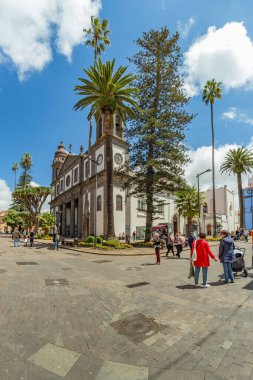 SAN CRISTOBAL DE LA LAGUNA, İSPAN - 7 Nisan 2019 San Cristobal de la Laguna Katedrali. Sayısız yaya caddesi boyunca turistler ve yerliler yürüyor. Dikey çerçeve.