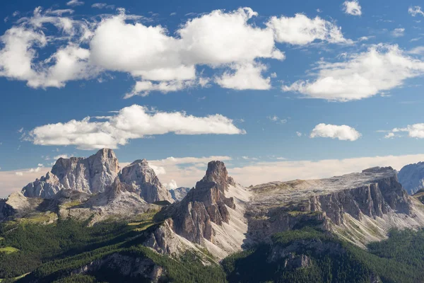 Utsikt over dramatiske italienske fjell . – stockfoto