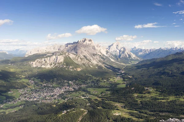 Dev dağlarla çevrili Cortina d'Ampezzo doğal görünümünü. — Stok fotoğraf