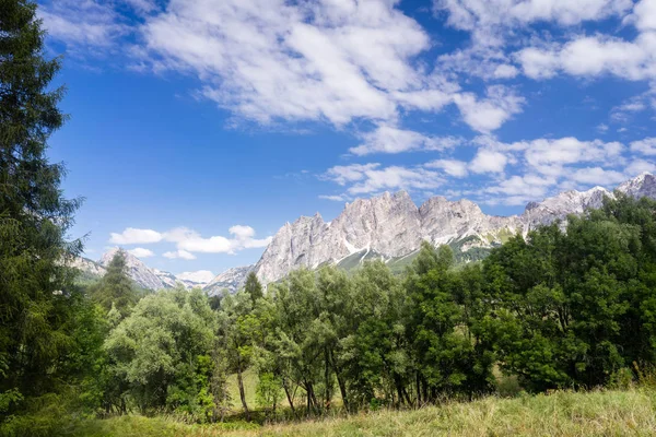 Traditional landscape with majestic mountains in background. — Stock Photo, Image