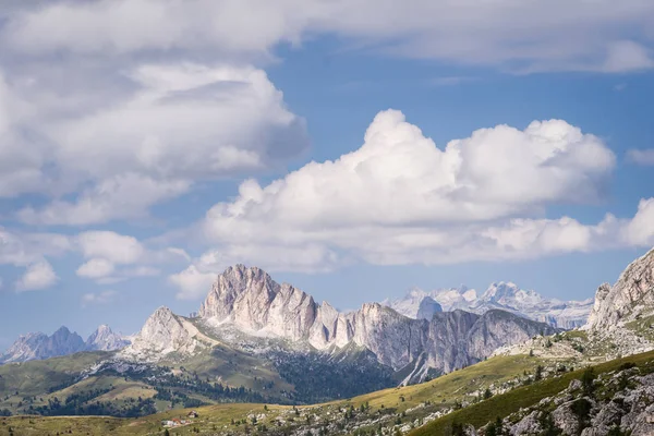 イタリア ドロミテ雄大な岩山の景色. — ストック写真