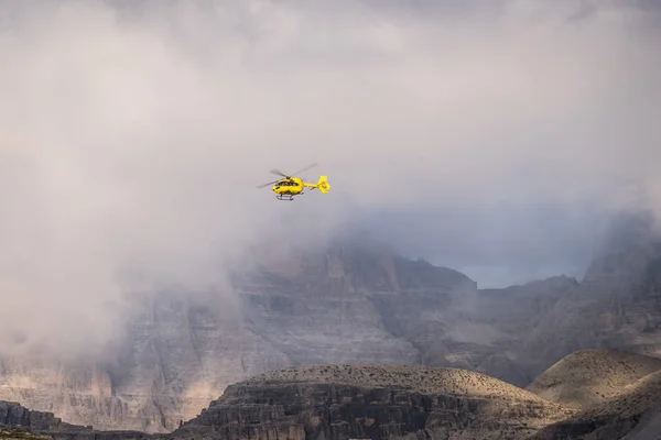 Медична Рятувальна вертоліт в повітрі. Італійських Доломітових Альп. — стокове фото