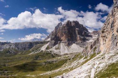 İtalyan Dolomites dramatik dağ manzarası.