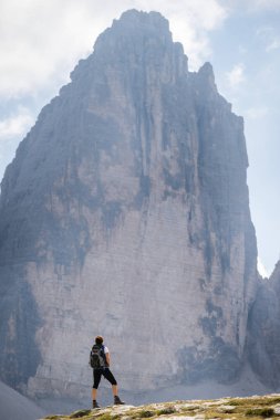 Ünlü rock oluşumu Tre Cime manzarayı genç kadın turist. 