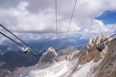 Teleferik Marmolada üzerinde. 