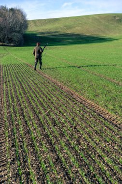 Avcı açıklıklı görünümünü alan. 