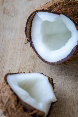 Rustik ahşap masa üzerinde kırık Hindistan cevizi.