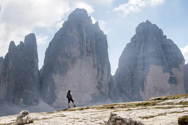Young woman tourist enjoying view of famous rock formation Tre Cime. — Stock Photo, Image