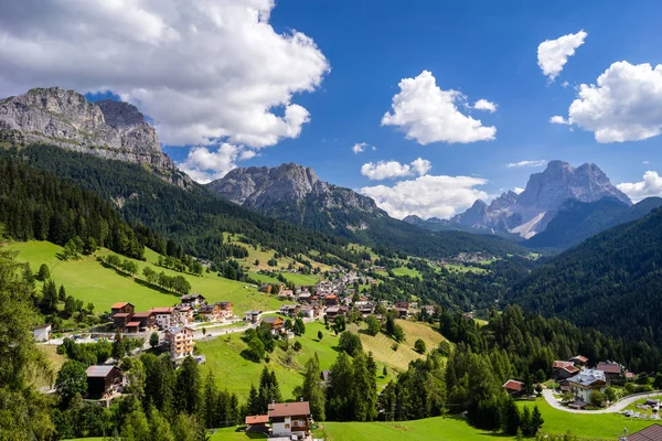 İtalyan Dolomites sahnede tipik yaz. — Stok fotoğraf