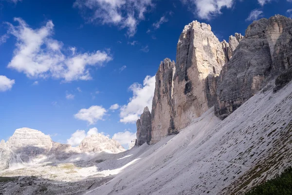 Відомий рок-формація Tre колишнього італійських Доломітових Альп. — стокове фото