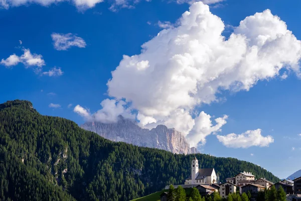 İtalyan Dolomites sahnede tipik yaz. — Stok fotoğraf