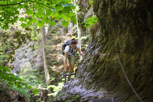 Mladá žena na obtížné stezka v národním parku Slovenský ráj. — Stock fotografie