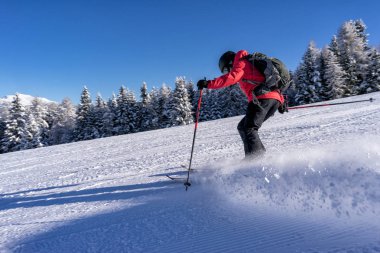 İtalyanca yamaçlarında kadın kayakçı.