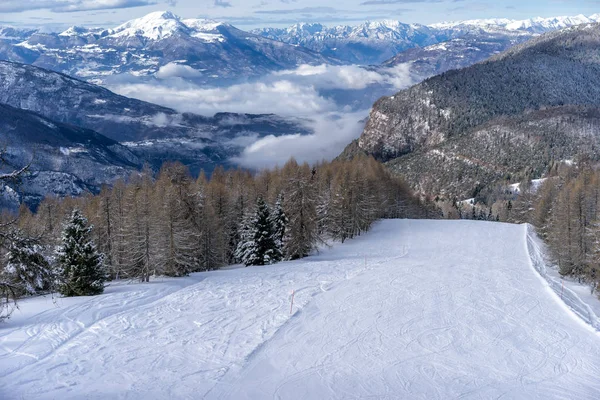 Malebný pohled italien hor s sjezdovka. — Stock fotografie