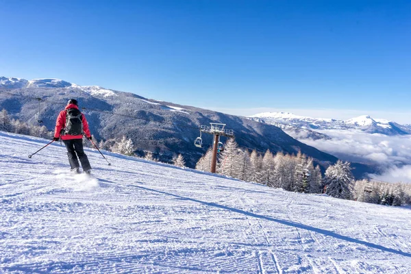 Female skier on italien slopes. — Stock Photo, Image